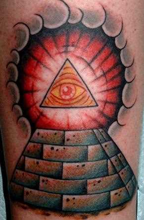 A tatuagem no ombro de um cara - a pirâmide com o olho