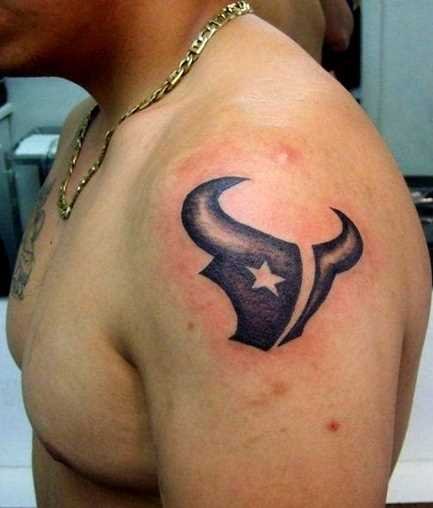 A tatuagem no ombro de um cara com a imagem da cabeça de um touro e as estrelas