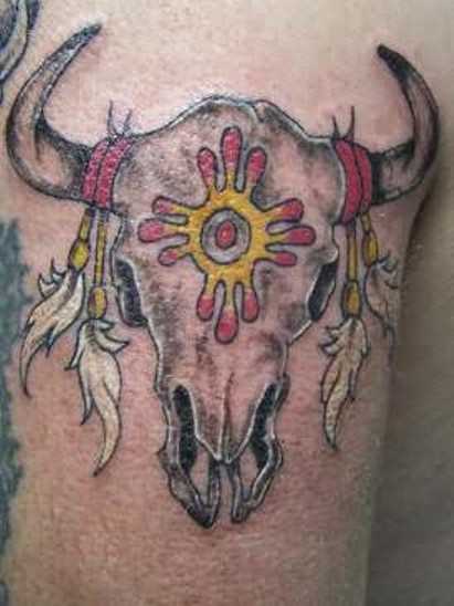 A tatuagem no ombro de um cara com a imagem de um crânio de boi