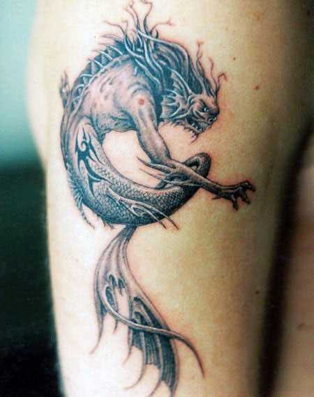 A tatuagem no ombro de um cara com a imagem de um dragão
