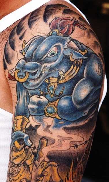 A tatuagem no ombro de um cara com a imagem de um touro azul
