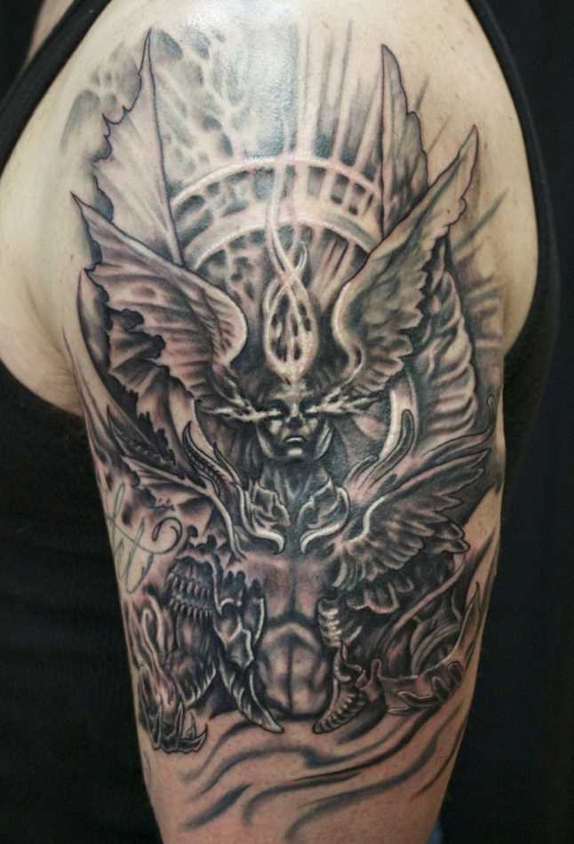 A tatuagem no ombro de um cara - daemon