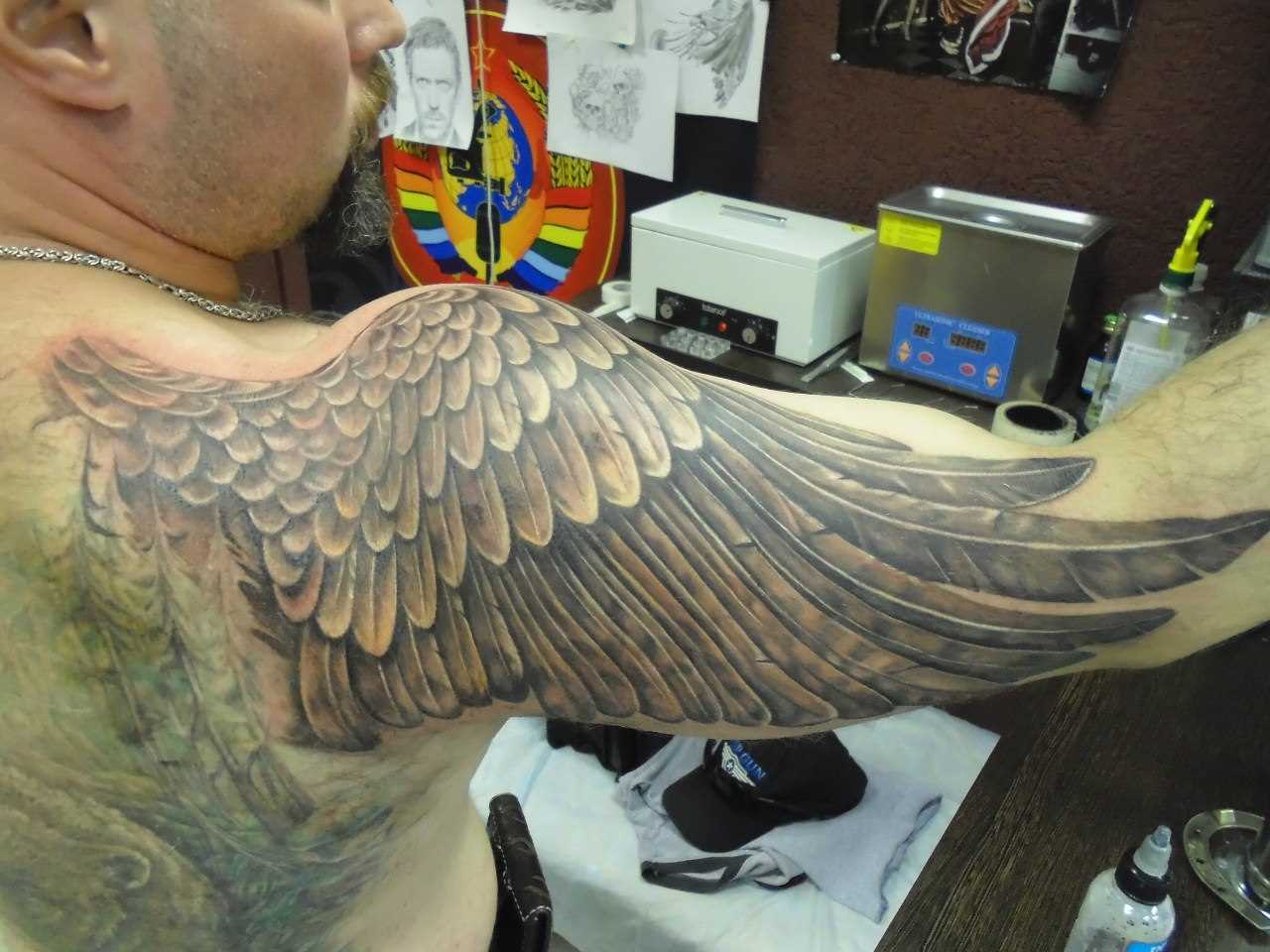 A tatuagem no ombro de um cara - de- asa