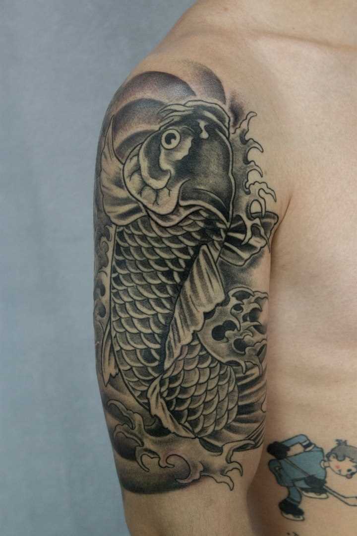 A tatuagem no ombro de um cara - de carpa