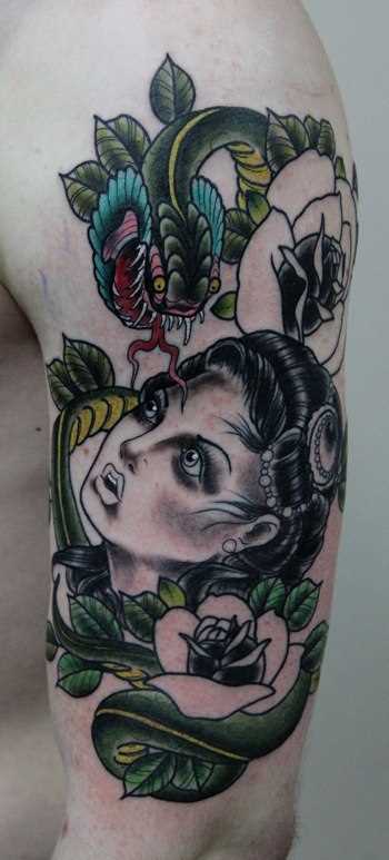 A tatuagem no ombro de um cara - de cobras e uma menina