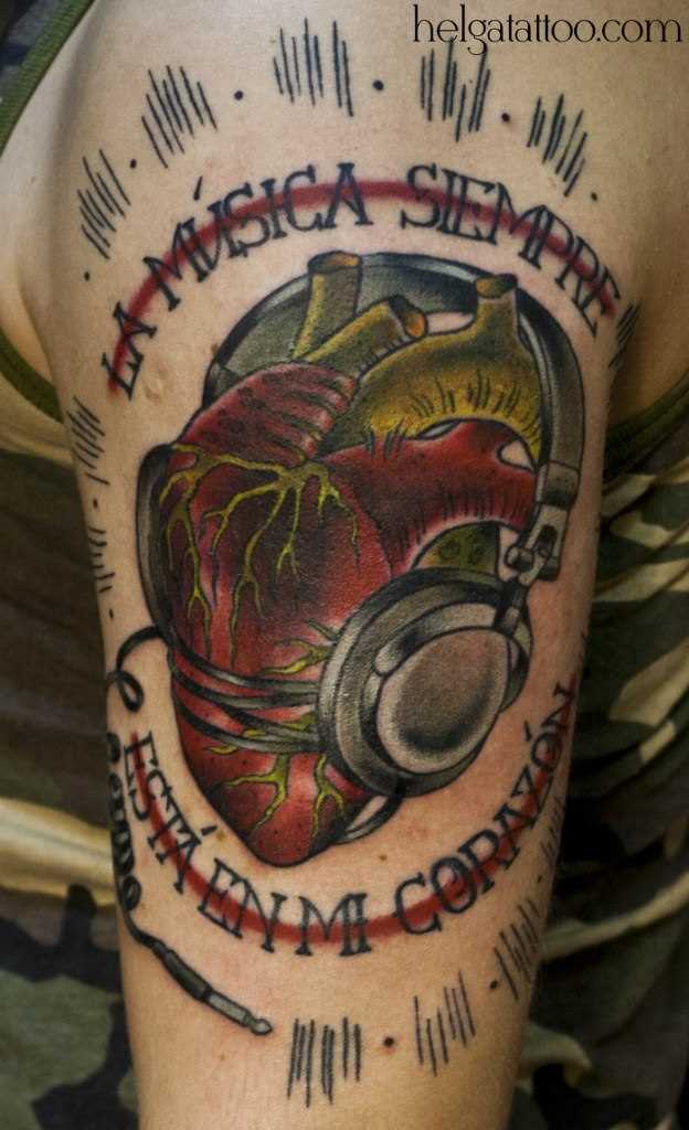 A tatuagem no ombro de um cara - de- coração