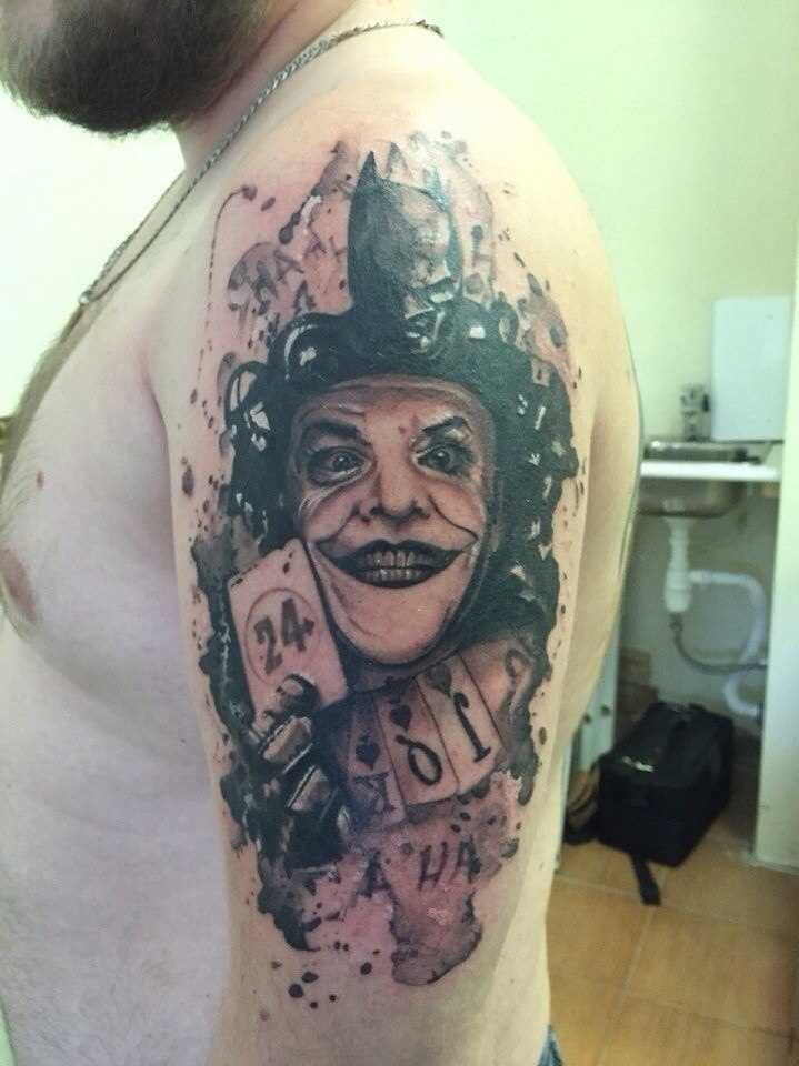 A tatuagem no ombro de um cara - de Coringa e Batman