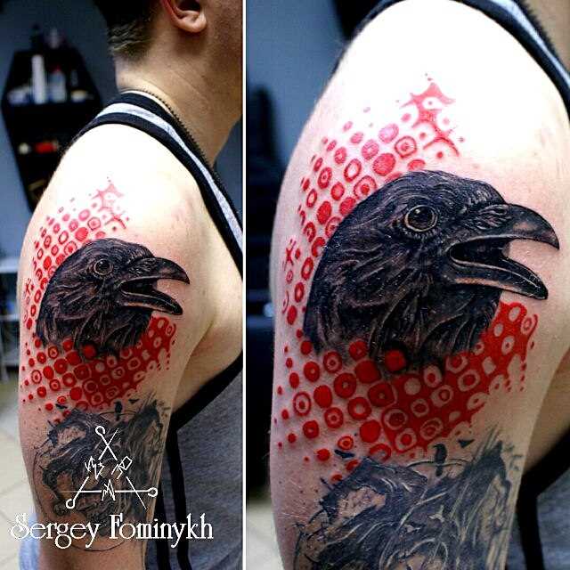 A tatuagem no ombro de um cara - de- corvo no estilo thrash polka