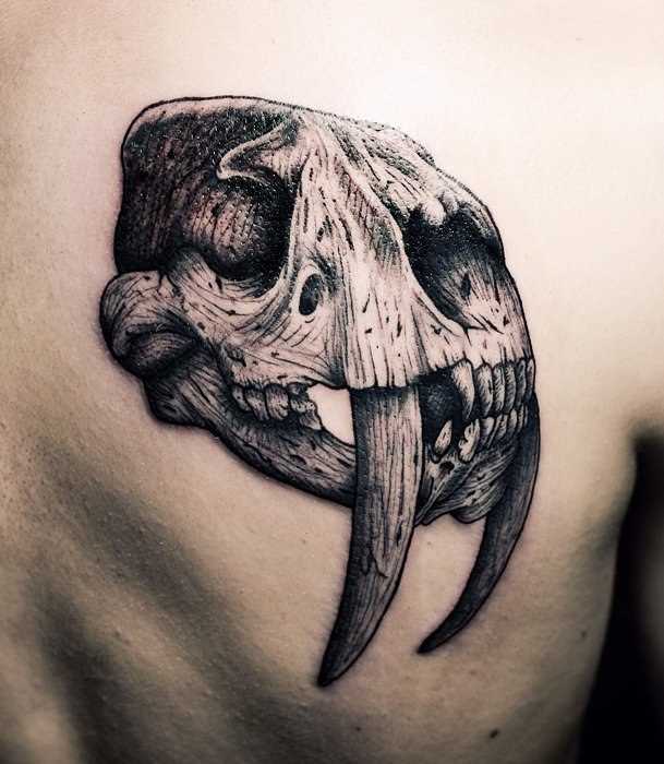 A tatuagem no ombro de um cara de crânio com dentes