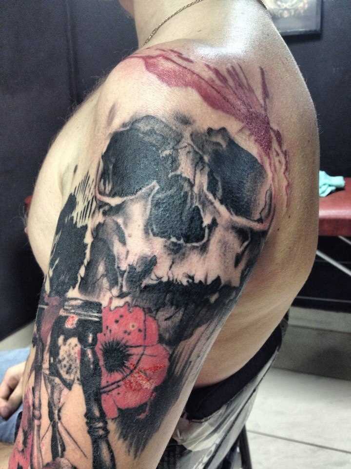 A tatuagem no ombro de um cara de crânio e a ampulheta