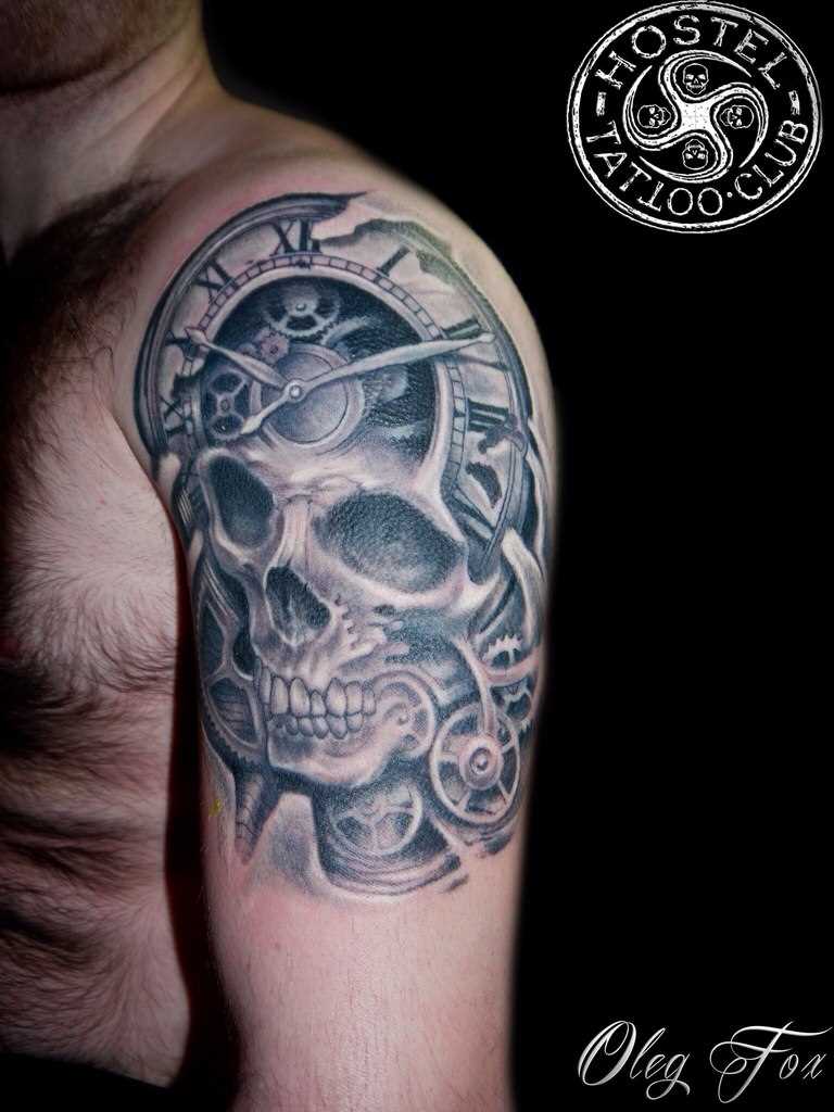 A tatuagem no ombro de um cara de crânio e relógios