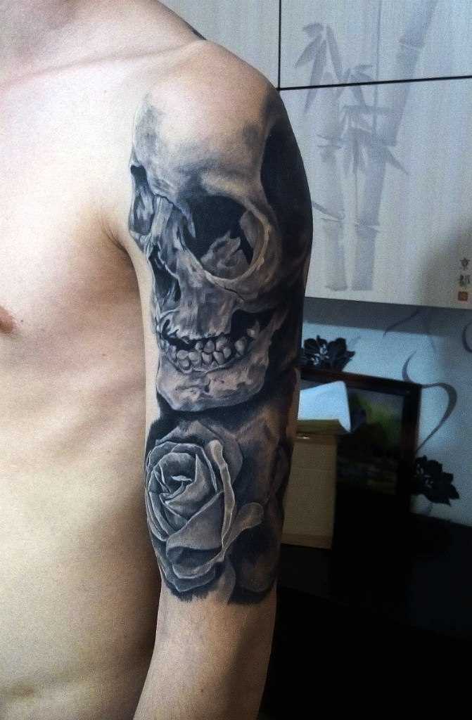 A tatuagem no ombro de um cara de crânio e rosa