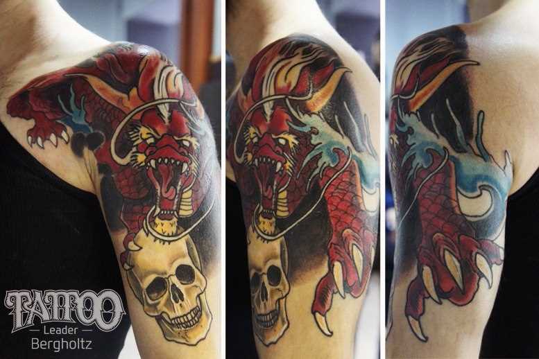 A tatuagem no ombro de um cara de dragão, e o crânio