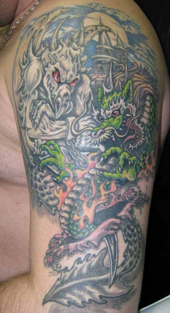 A tatuagem no ombro de um cara - de dragões