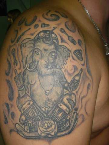 A tatuagem no ombro de um cara - de- elefante Ganesh