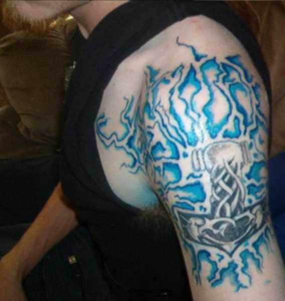 A tatuagem no ombro de um cara - de-martelo e o relâmpago
