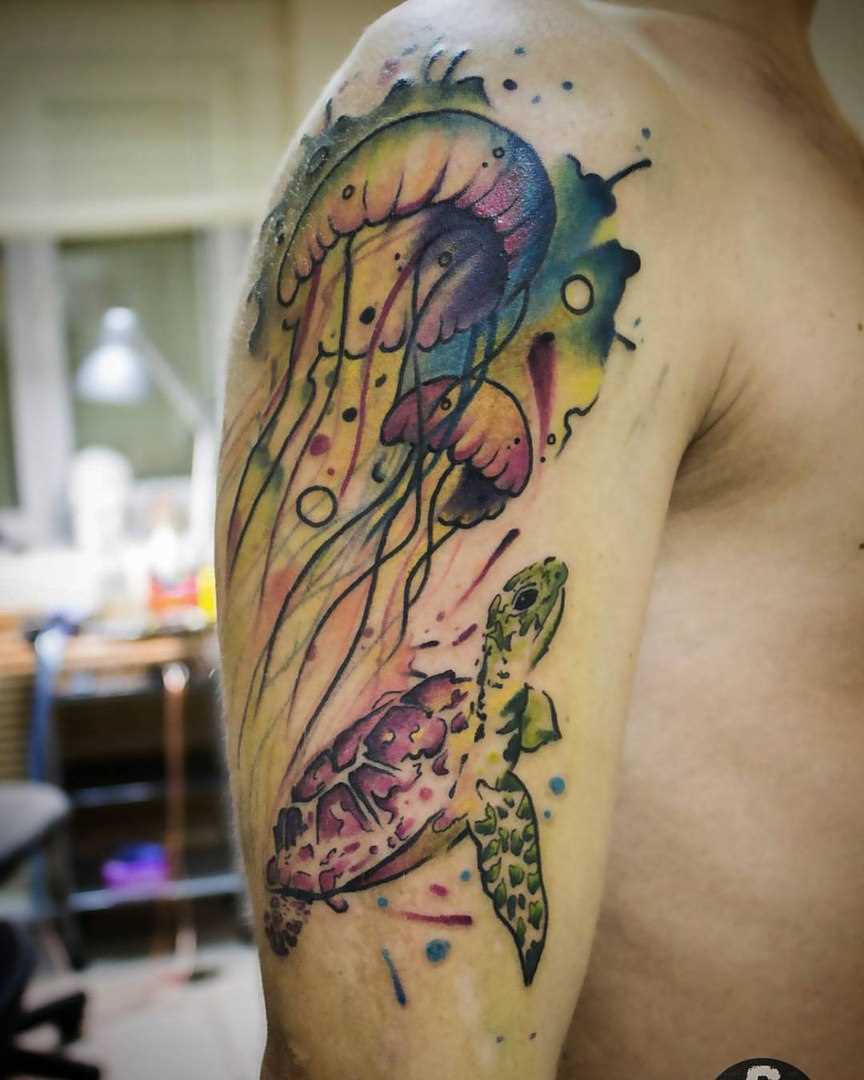 A tatuagem no ombro de um cara - de medusa e a tartaruga