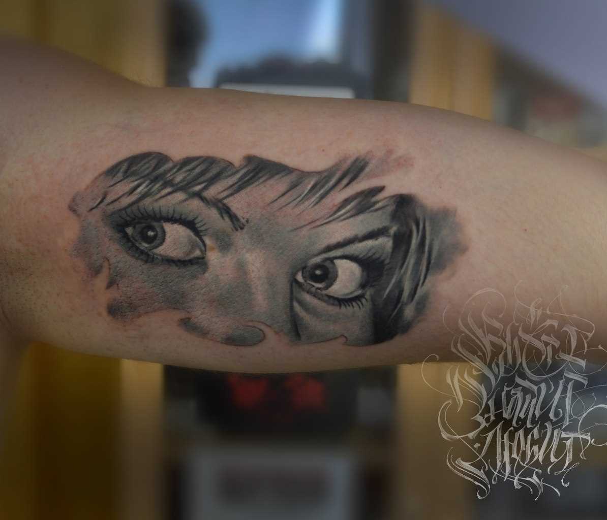 A tatuagem no ombro de um cara - de olho
