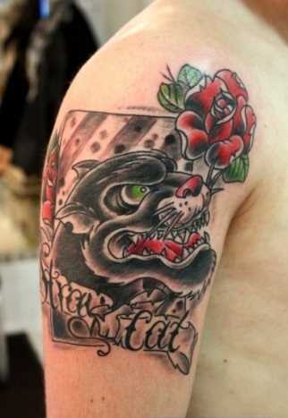 A tatuagem no ombro de um cara - de pantera, rosa e inscrição