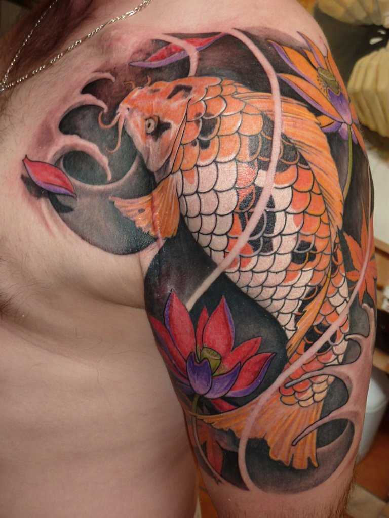 A tatuagem no ombro de um cara - de- peixe