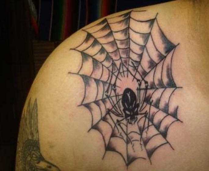 A tatuagem no ombro de um cara - de- teia de aranha e a aranha