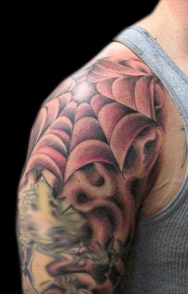 A tatuagem no ombro de um cara - de- teia de aranha