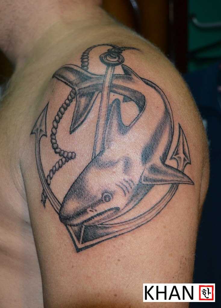 A tatuagem no ombro de um cara - de tubarão e âncora