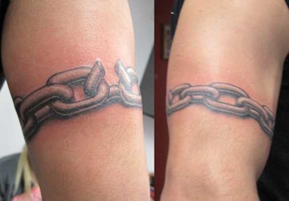 A tatuagem no ombro de um cara em forma de uma cadeia de