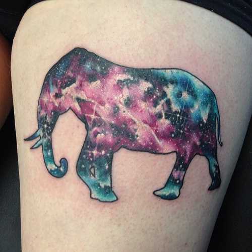 A tatuagem no ombro de um cara - espacial elefante
