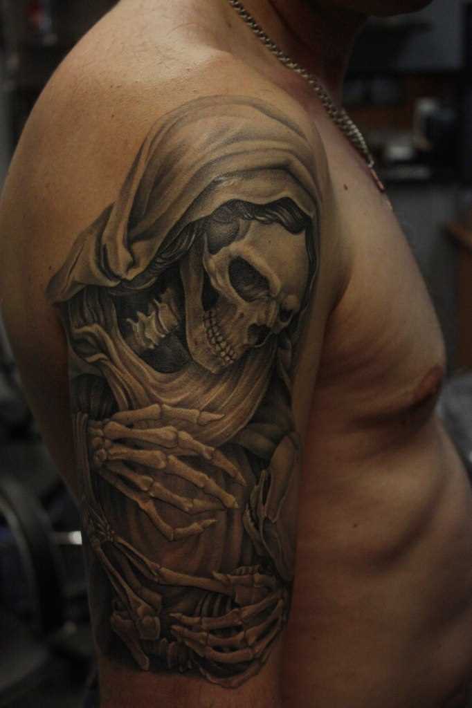 A tatuagem no ombro de um cara - esqueleto