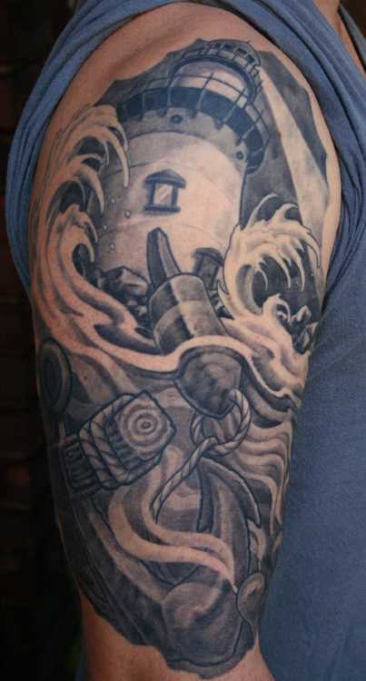 A tatuagem no ombro de um cara - farol, âncora