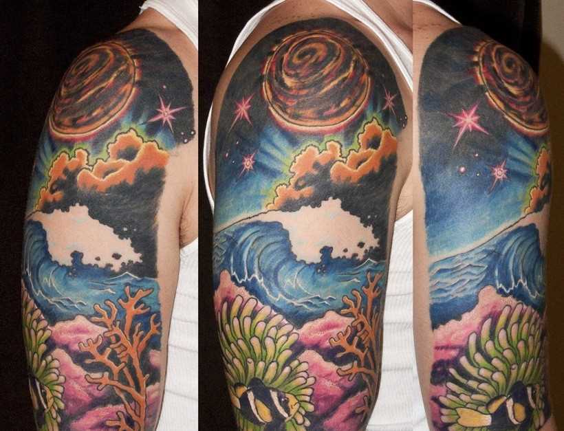 A tatuagem no ombro de um cara - o espaço e o mar