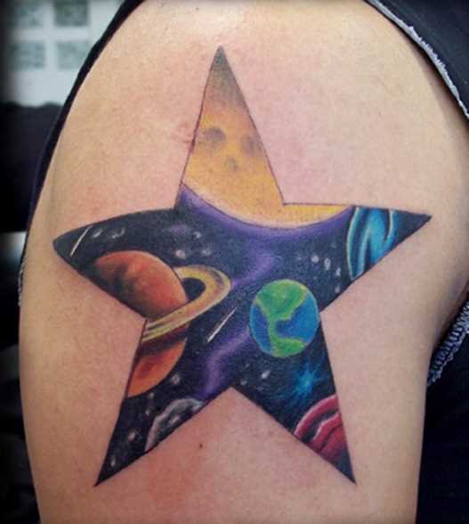 A tatuagem no ombro de um cara - o espaço em forma de estrela