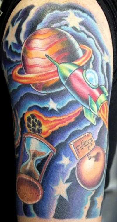 A tatuagem no ombro de um cara - o espaço, o foguete, o planeta e a ampulheta