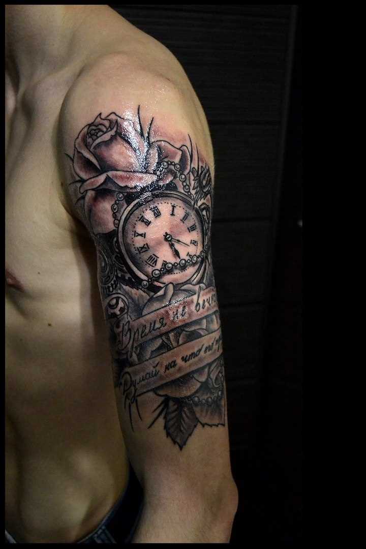 A tatuagem no ombro de um cara - relógio e rosa