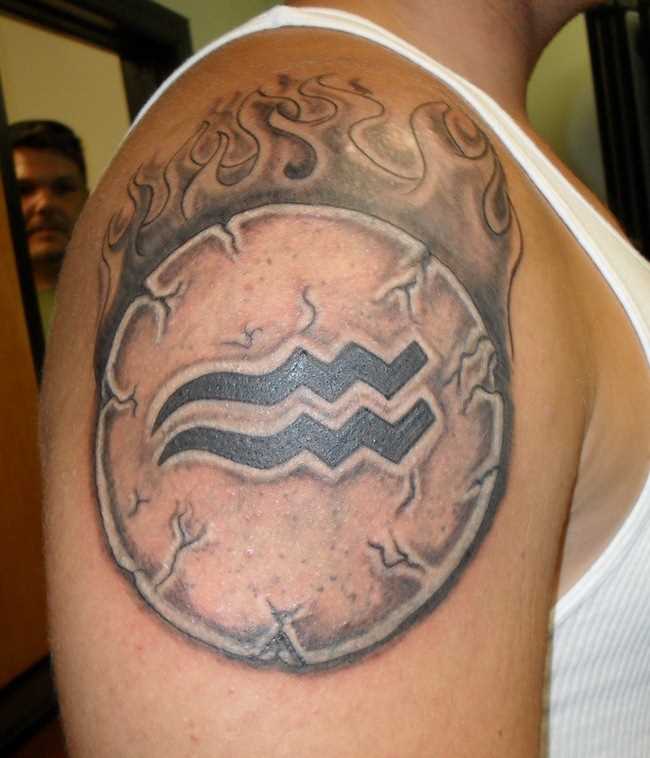 A tatuagem no ombro de um cara - signo de aquário