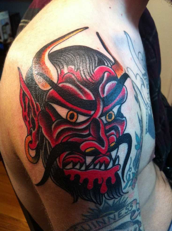 A tatuagem no ombro do cara - o diabo