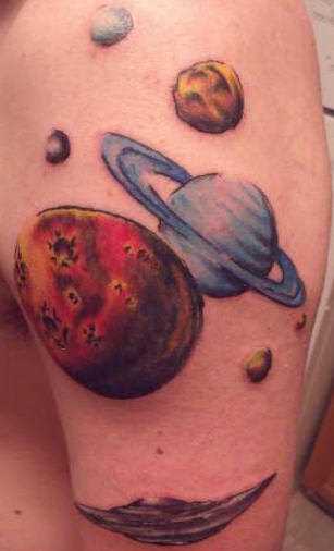 A tatuagem no ombro do cara - o espaço e o planeta