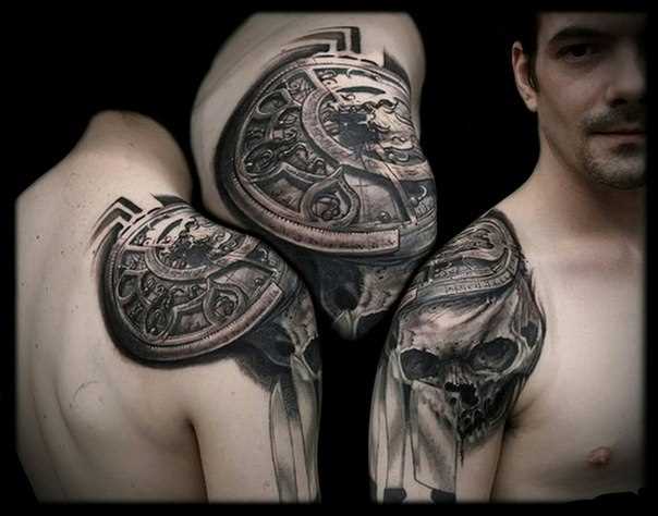 A tatuagem no ombro do cara preta tinta no estilo de biomecânica - crânio