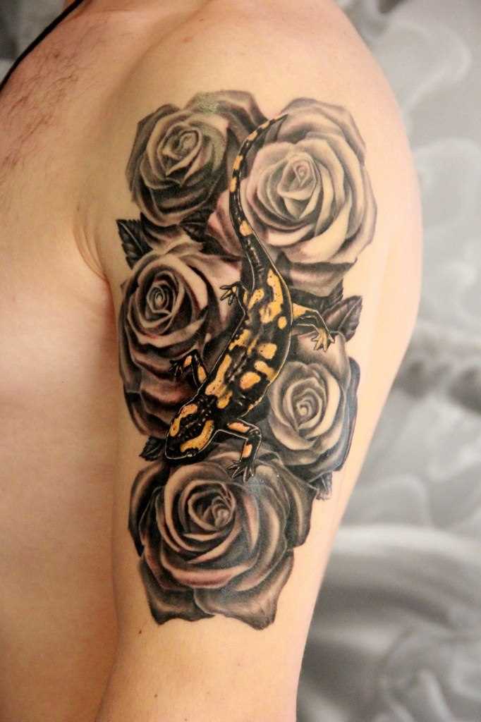 A tatuagem no ombro o homem - lagarto e rosas