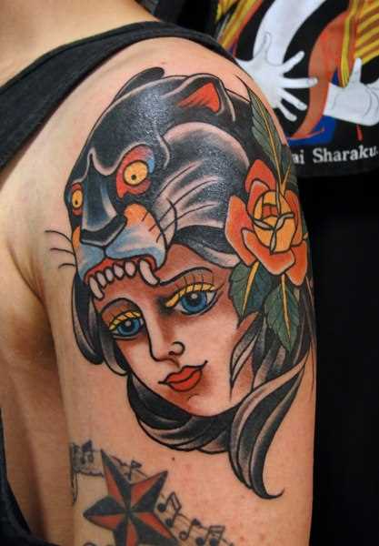 A tatuagem no ombro o homem - pantera e menina