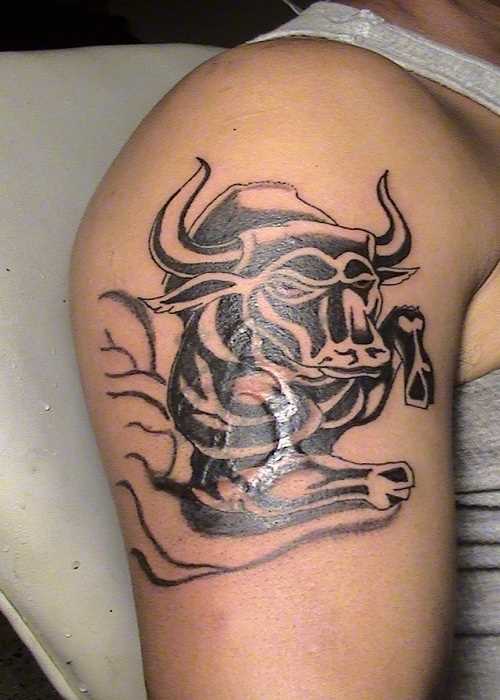 A tatuagem no ombro o homem - touro