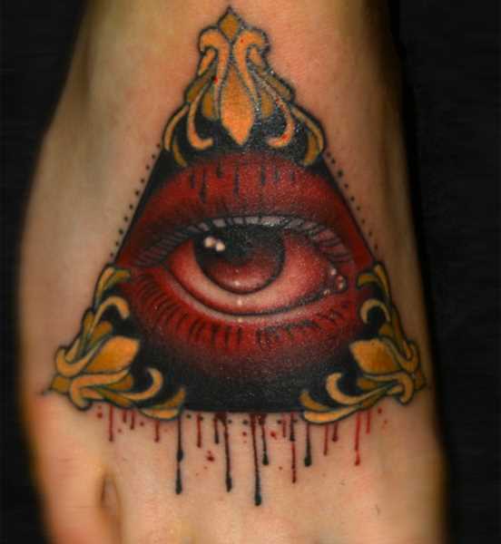 A tatuagem no pé da menina - a pirâmide com o olho