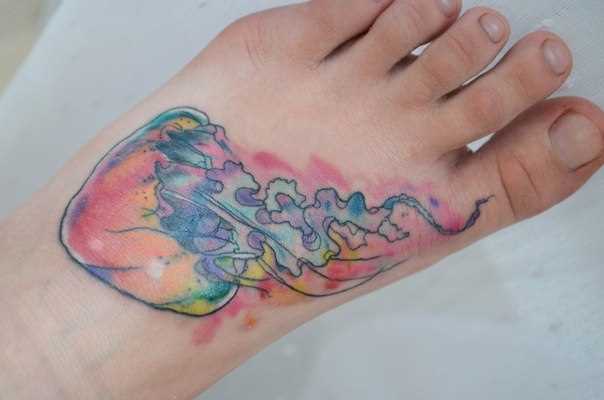 A tatuagem no pé da menina - água-viva