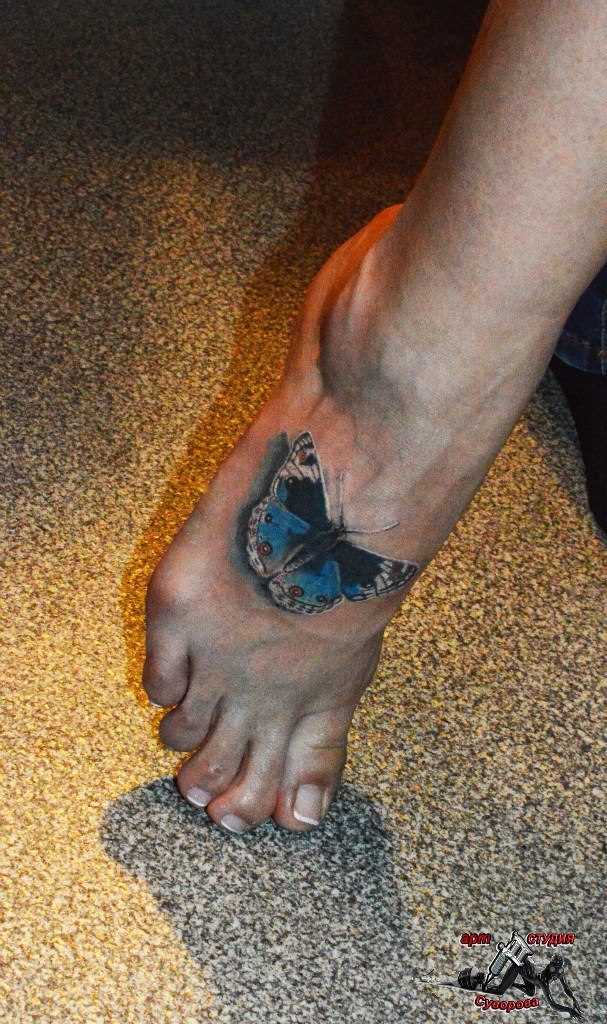 A tatuagem no pé da menina - borboleta