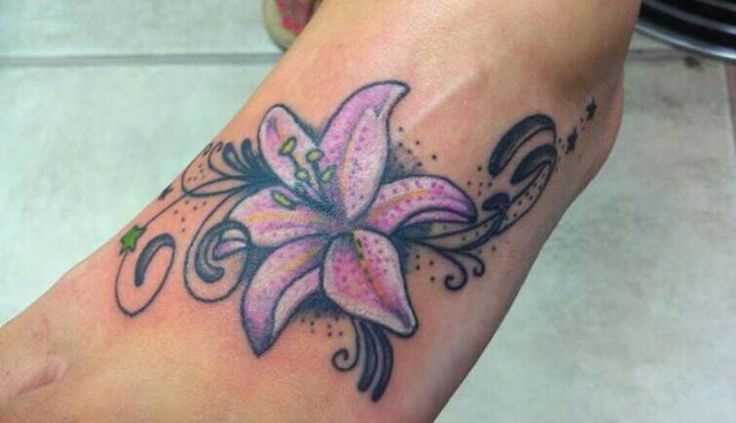 A tatuagem no pé da menina - cor-de-rosa do lírio
