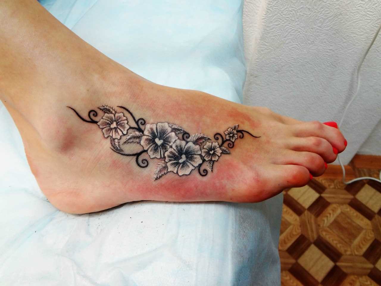 A tatuagem no pé da menina - cores