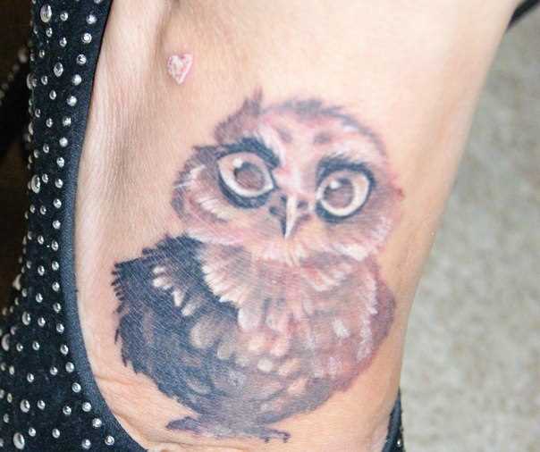 A tatuagem no pé da menina - coruja