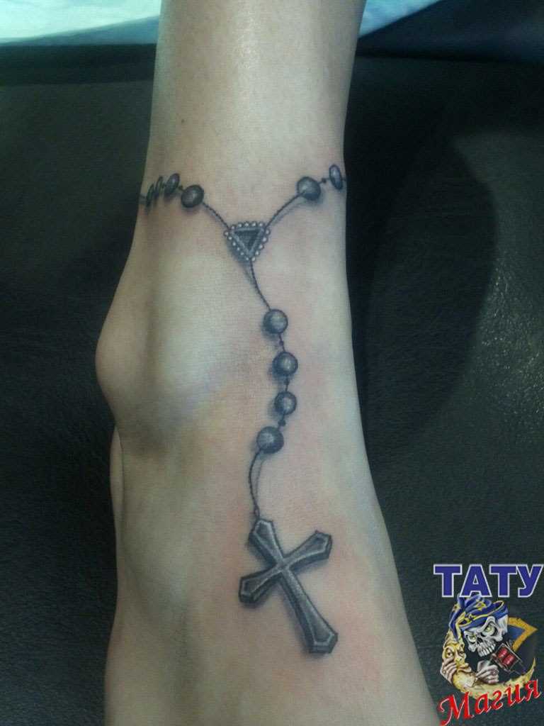 A tatuagem no pé da menina - cruz