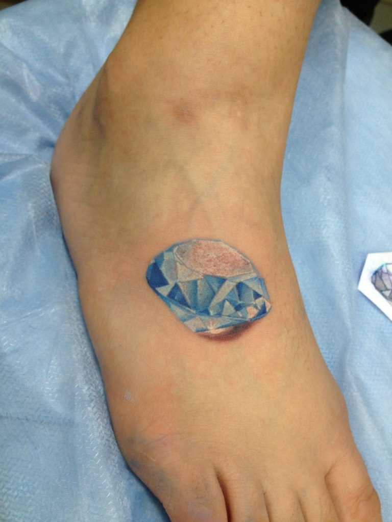 A tatuagem no pé da menina - diamante